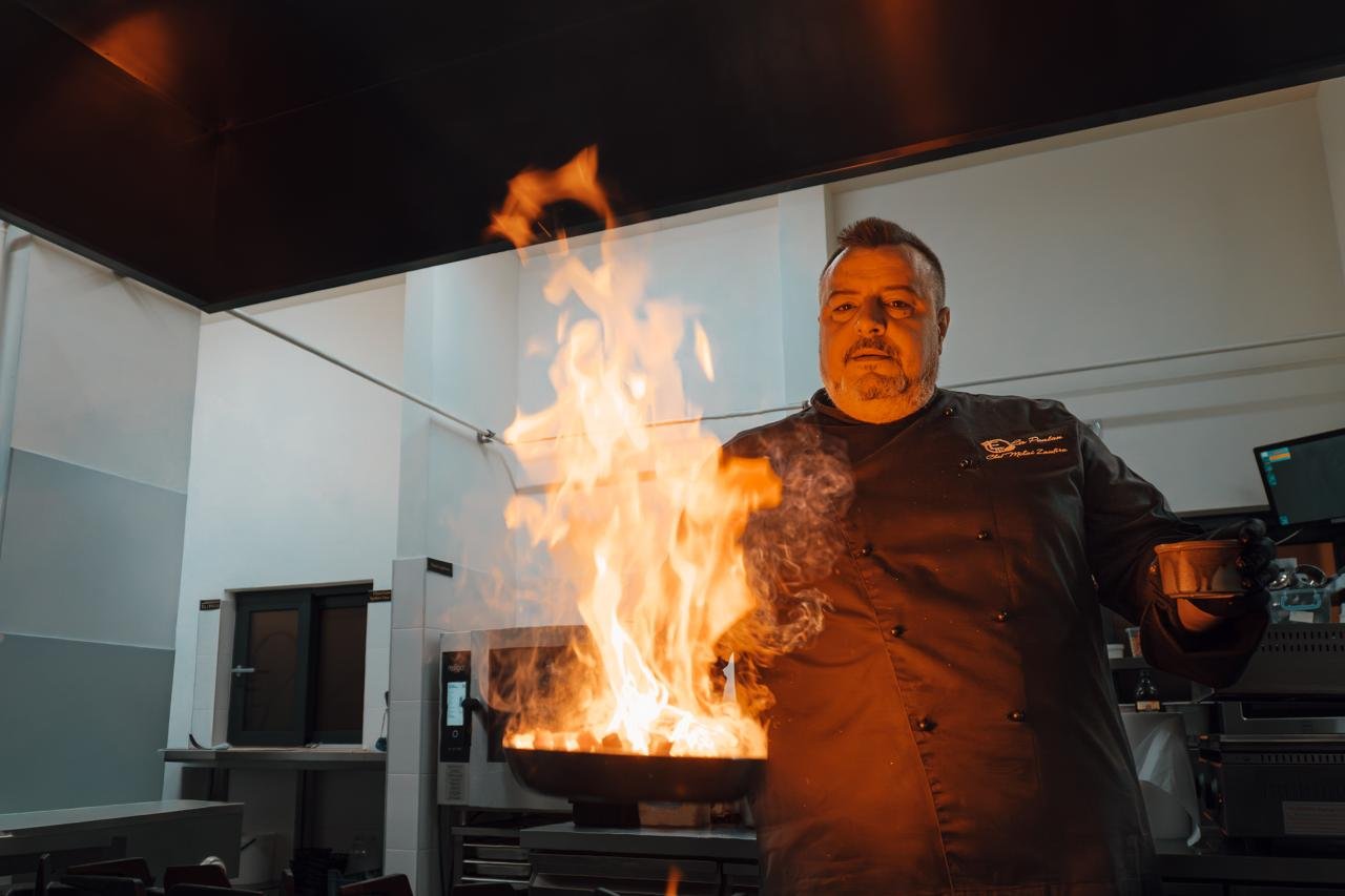 Chef Zamfira Mihai realizând un flambaj în bucătăria profesională