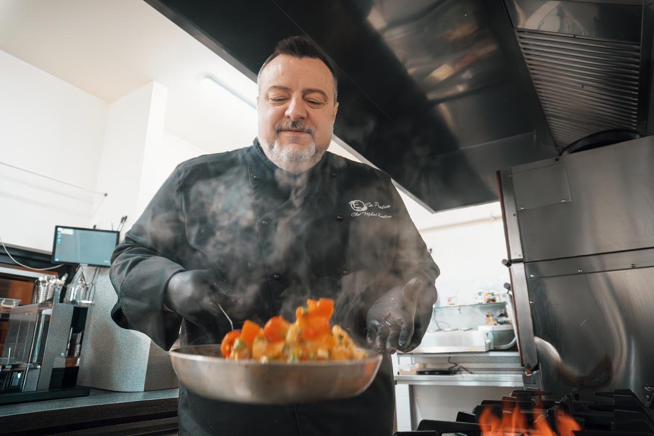 Chef Zamfira Mihai gătind la linia de foc, în bucătăria profesională