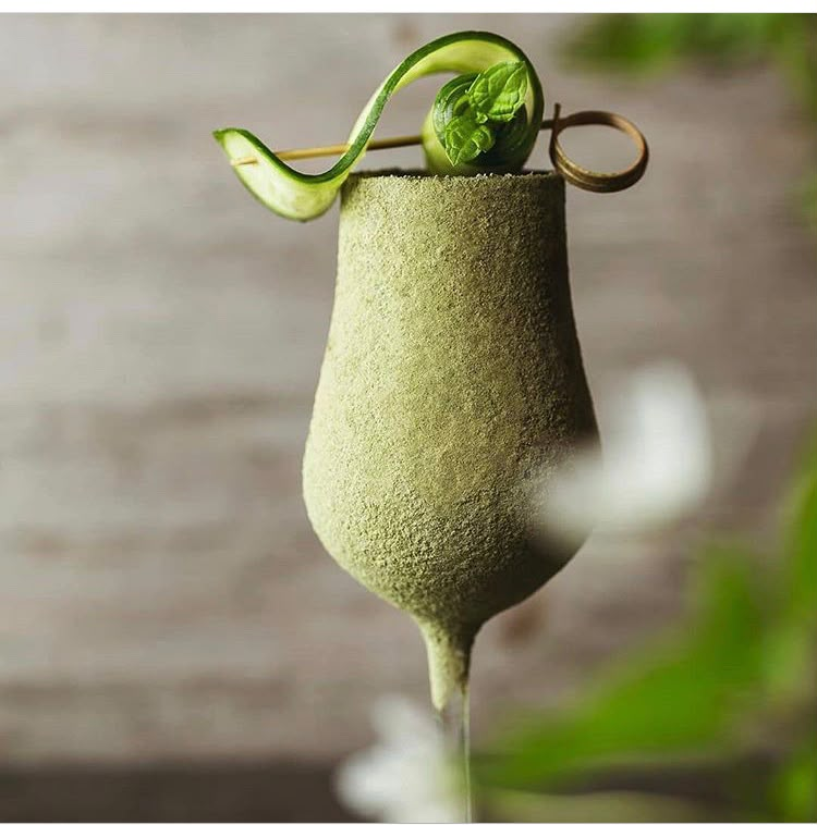 Cocktail limpede cu busuioc și fructul pasiunii.
