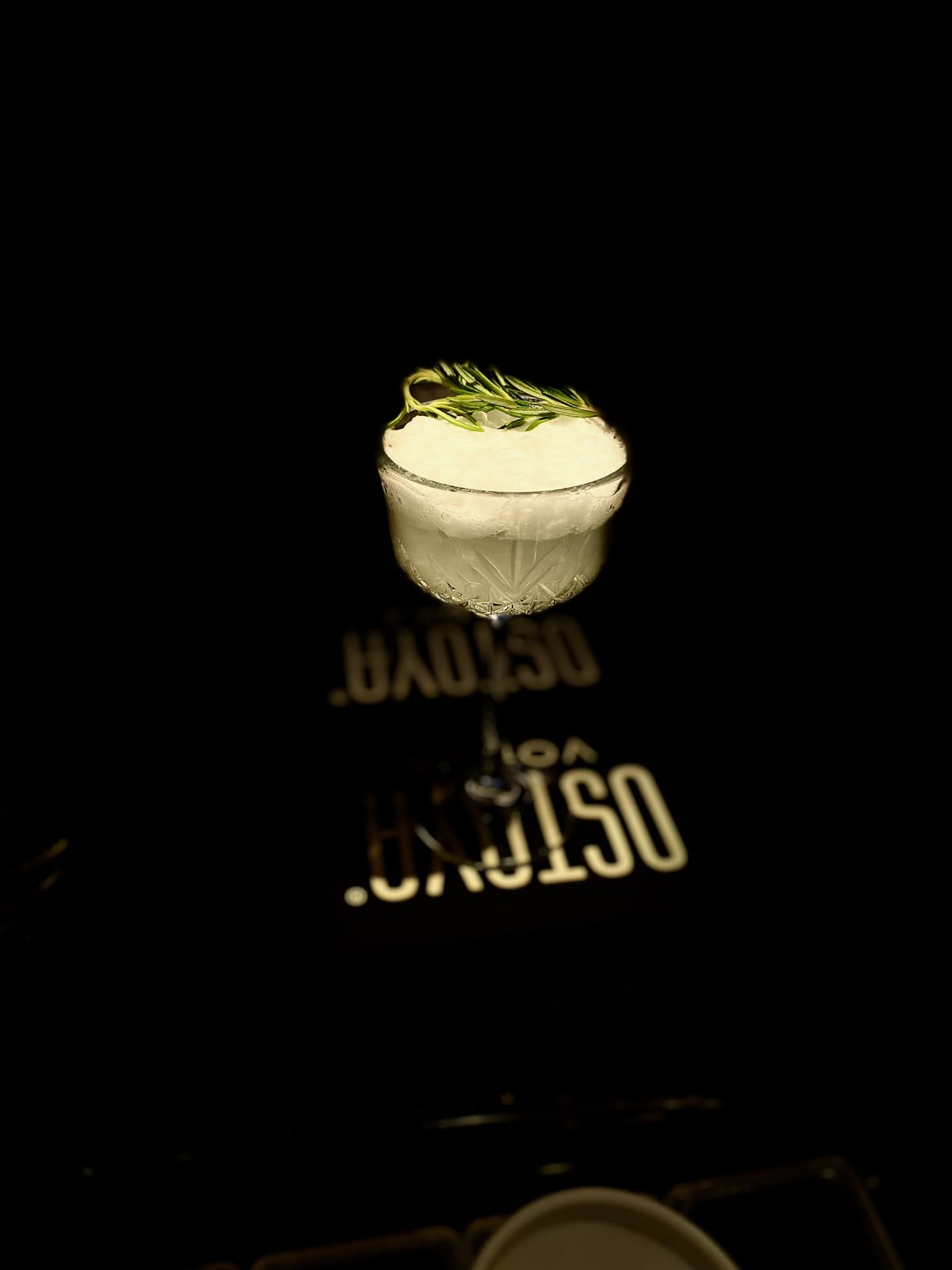 Cocktail pe bază de vermut roșu și cărbune activ.