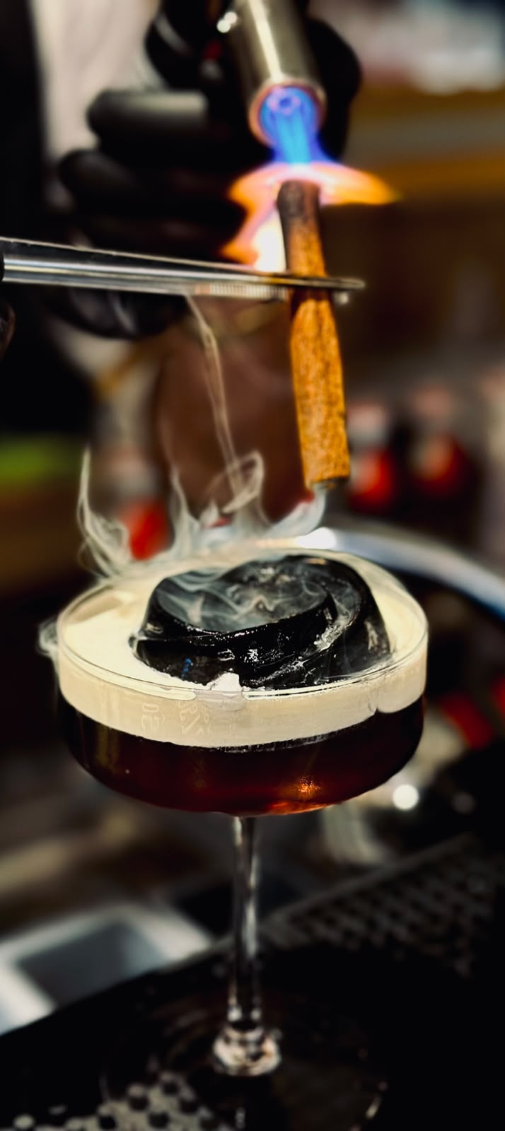 Martini delicat cu spumă de meringue, cărbune activ și Paragon Vetiver (lichior pe bază de piper roșu).