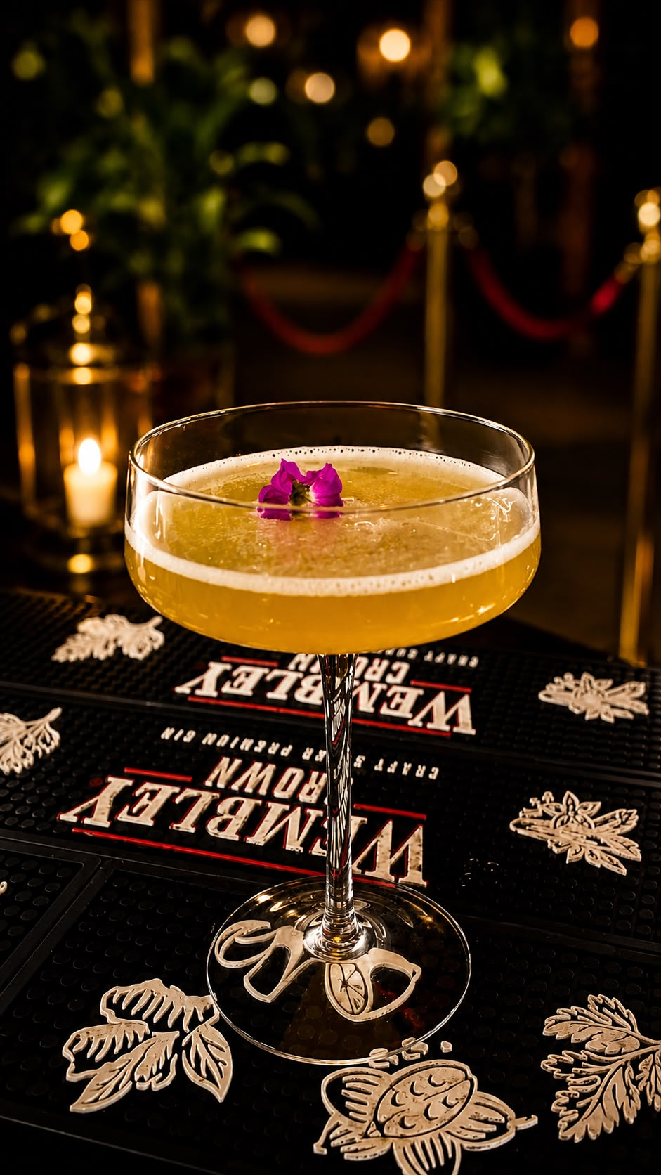 Cocktail reinterpretat cu ușoare note de citrice, infuzie de vanilie și ulei de trufă albă.