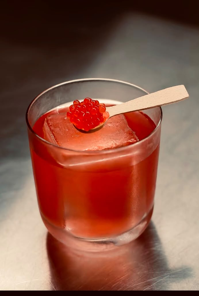 Cocktail roșu cu gheață și zmeură proaspătă.