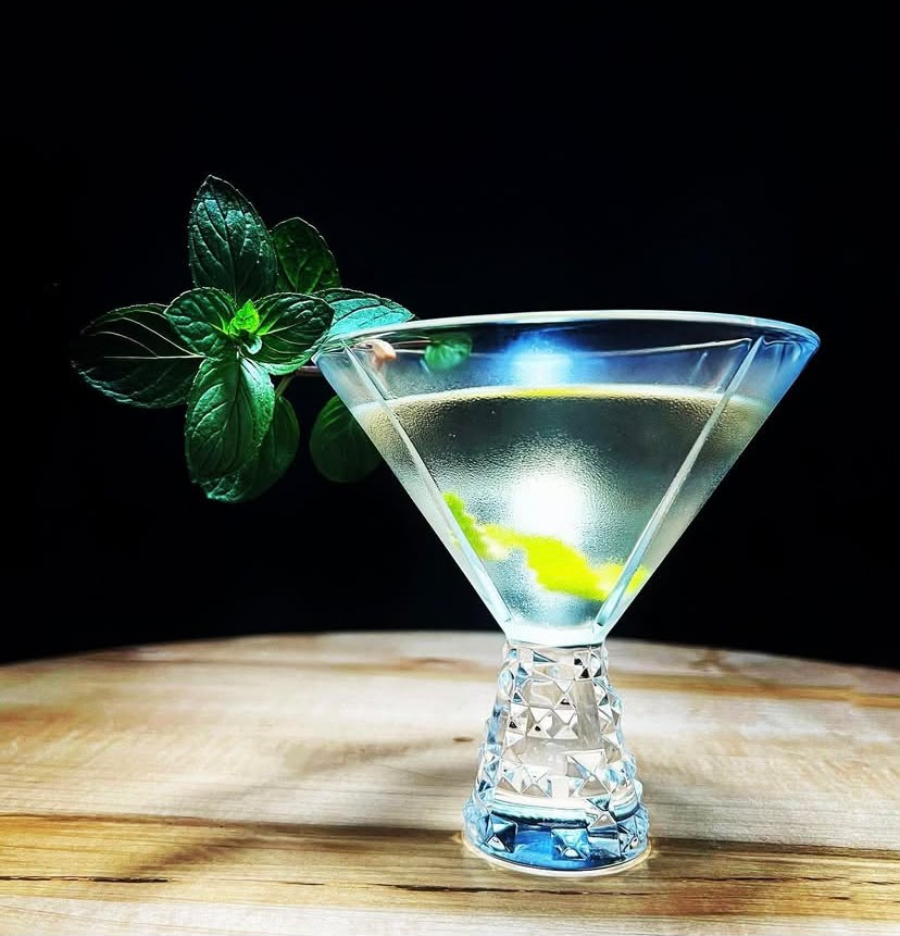 Martini, vermut alb și infuzie de mentă cu vodcă clarificată prin metoda milk wash, limpede cu mentă proaspătă și twist de lămâie.