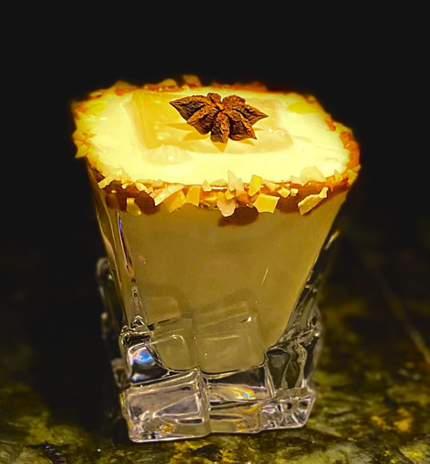 Cocktail cremos cu margine de migdale și finish aromat.