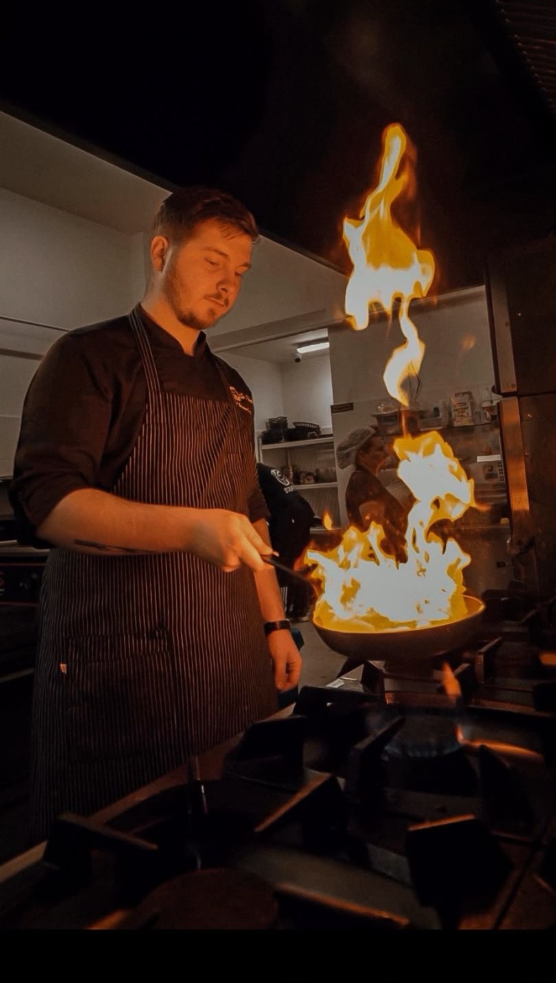 Chef Bordianu Sebastian pregătind un preparat la tigaie